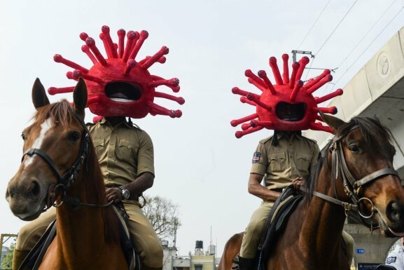 В развлекательной манере: полиция в Индии переоделась в форму… коронавируса