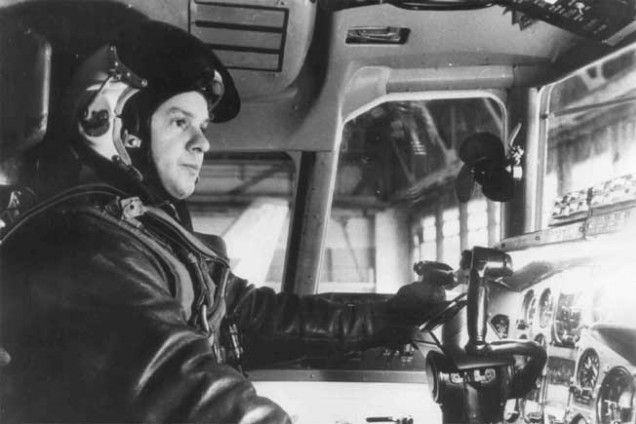 Во главе небольшого экипажа он впервые поднял в воздух первый в мире сверхзвуковой пассажирский самолёт: летчик-испытатель Эдуард Елян