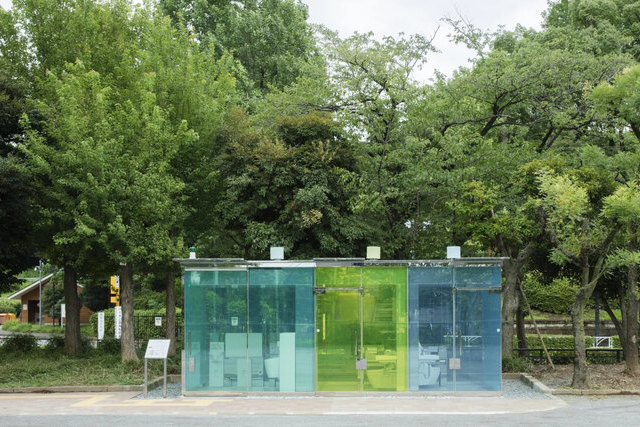 Необычно даже по меркам Японии: в Токио установили прозрачные общественные туалеты