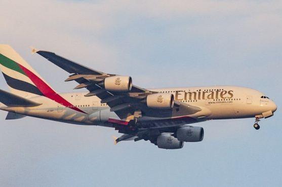 Самый большой самолет в мире поставили на 40-минутный рейс между городами Дубай и Маскат