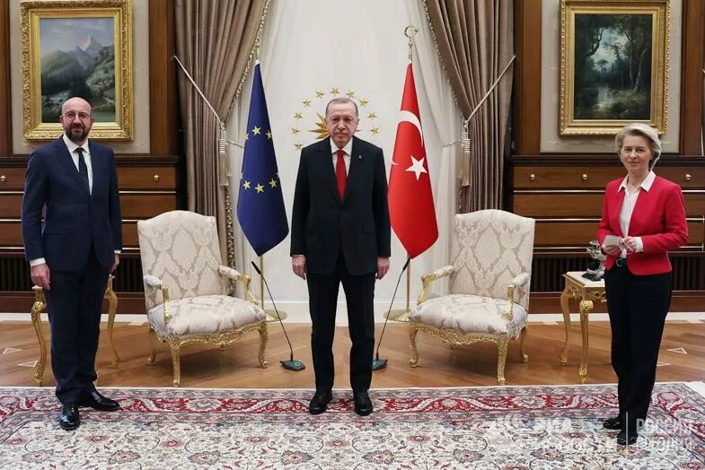 Чавушоглу возмутили обвинения в адрес Турции из-за инцидента со стульями во время переговоров с Эрдоганом
