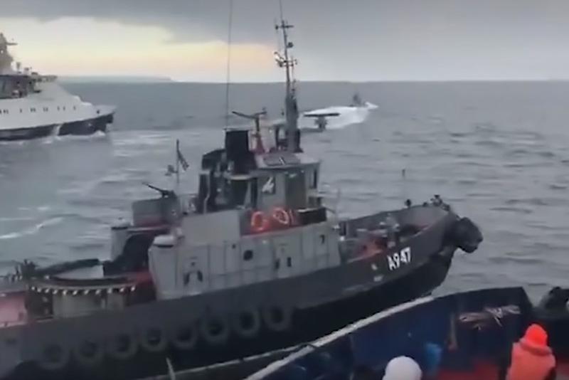 Украина готовится ввести военное положение после обстрела и задержания трех своих кораблей в Керченском проливе