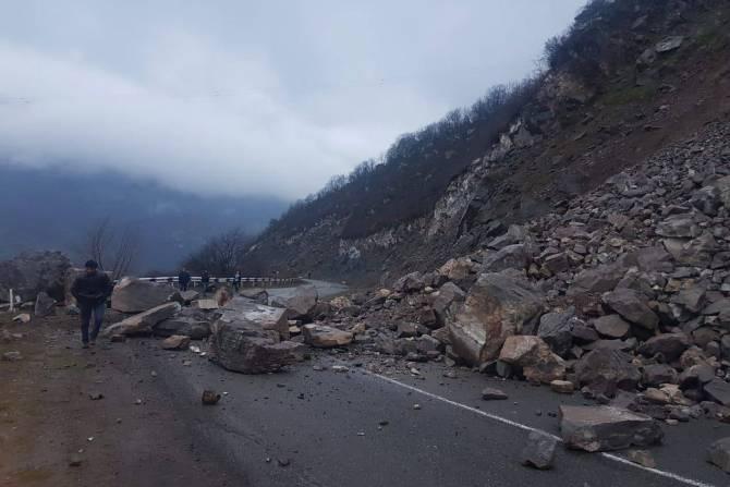 Дорога Капан - Каджаран вследствие камнепада закрыта в одностороннем порядке