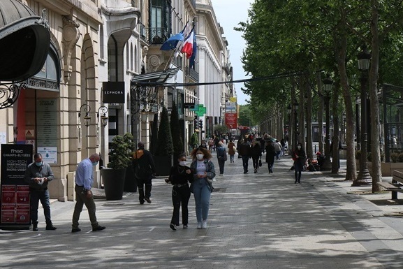 Во Франции за минувшие сутки более 5400 человек заразились коронавирусом: это наибольший показатель с апреля