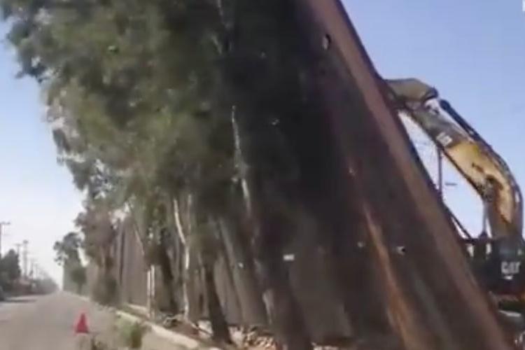 Часть строящейся «стены Трампа» на границе США и Мексики рухнула от порыва сильного ветра на мексиканскую сторону