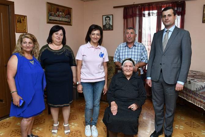 Анна Акопян посетила Арцахскую общину Сонасар, встретилась с 94-летней бабушкой Айкандухт