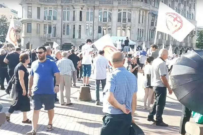 Десятки тысяч человек собрались в Батуми на митинг за восстановление отношений с Россией