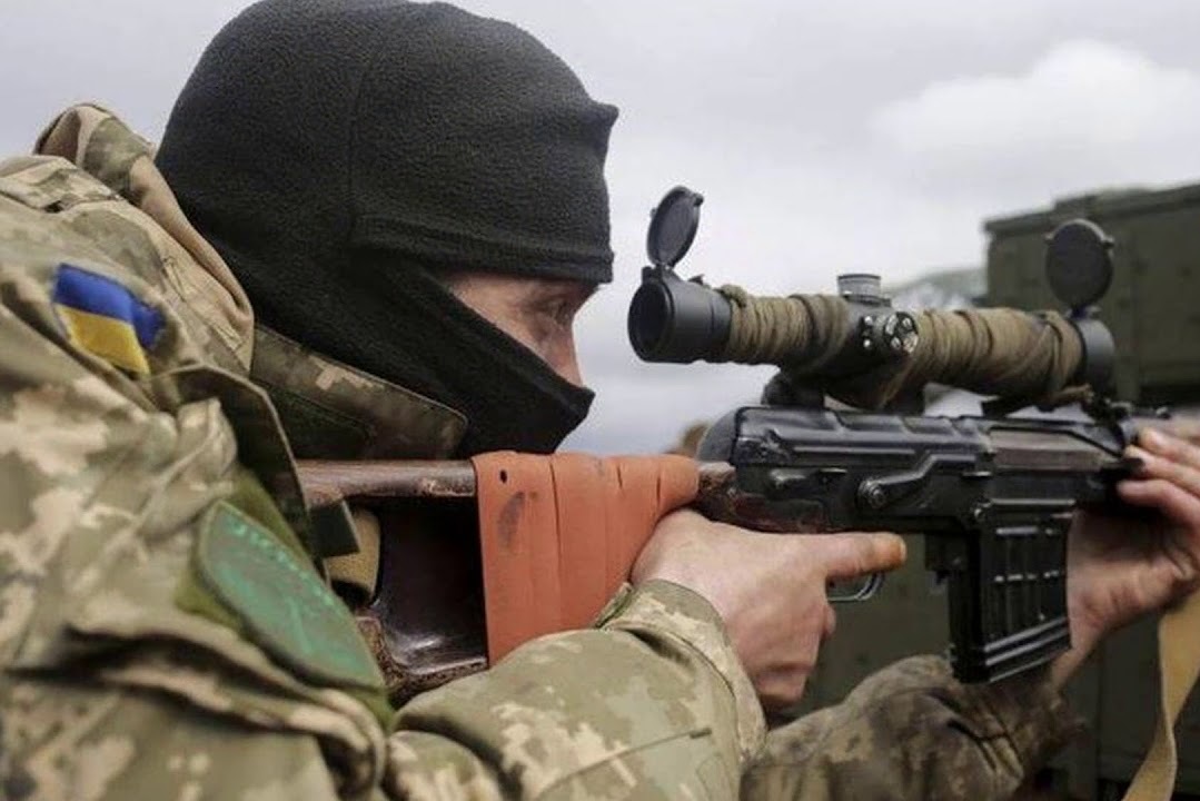 Украинский снайпер убил в Донбассе кормившего кур пенсионера