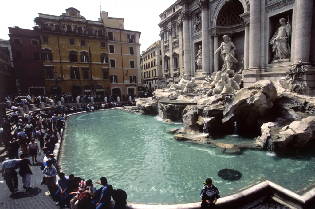 В Риме двух туристов, искупавшихся в фонтане Треви, оштрафовали почти на тысячу евро
