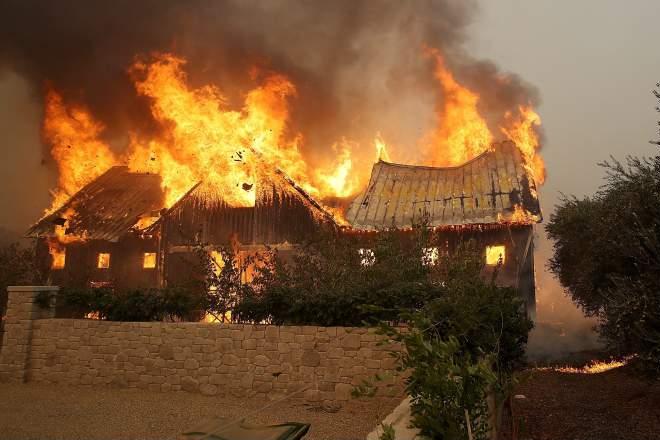 Число жертв пожаров в Калифорнии достигло 15, около 150 человек пропали без вести