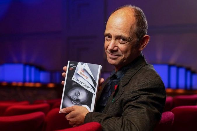 Букеровская премия по литературе 2021 года присуждена писателю из ЮАР Дэймону Гэлгуту
