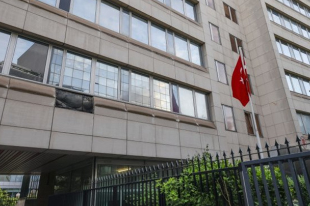 В сторону консульства Турции в Париже бросили взрывное устройство