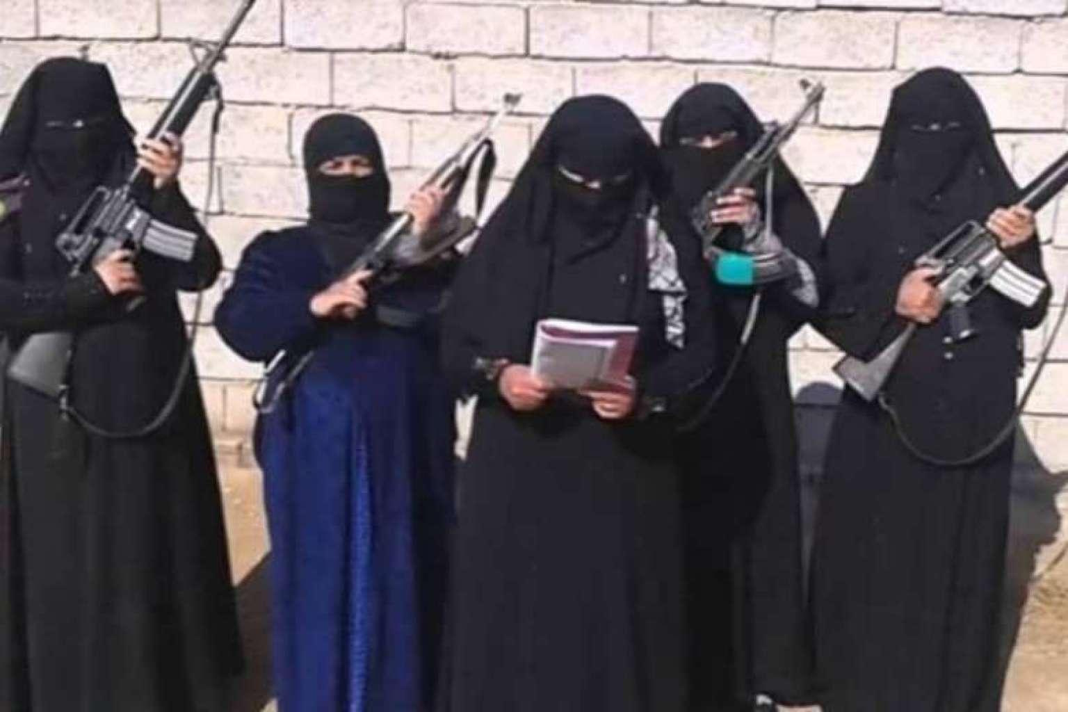 ИГИЛ призвал женщин взяться за оружие