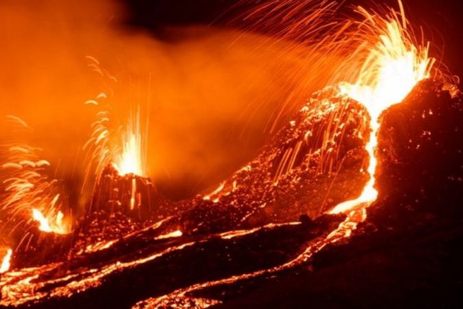 NASA поделилось снимками извержения вулкана в Исландии с орбиты Земли