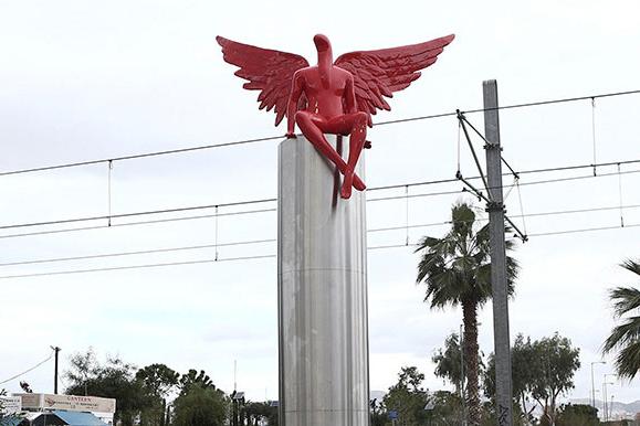 В Афинах радикалы свергли с пьедестала скульптуру, спутав персонажа античной мифологии с дьяволом