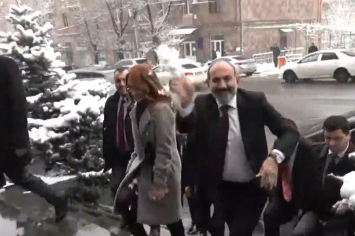 Никол Пашинян бросил снежок в журналистов