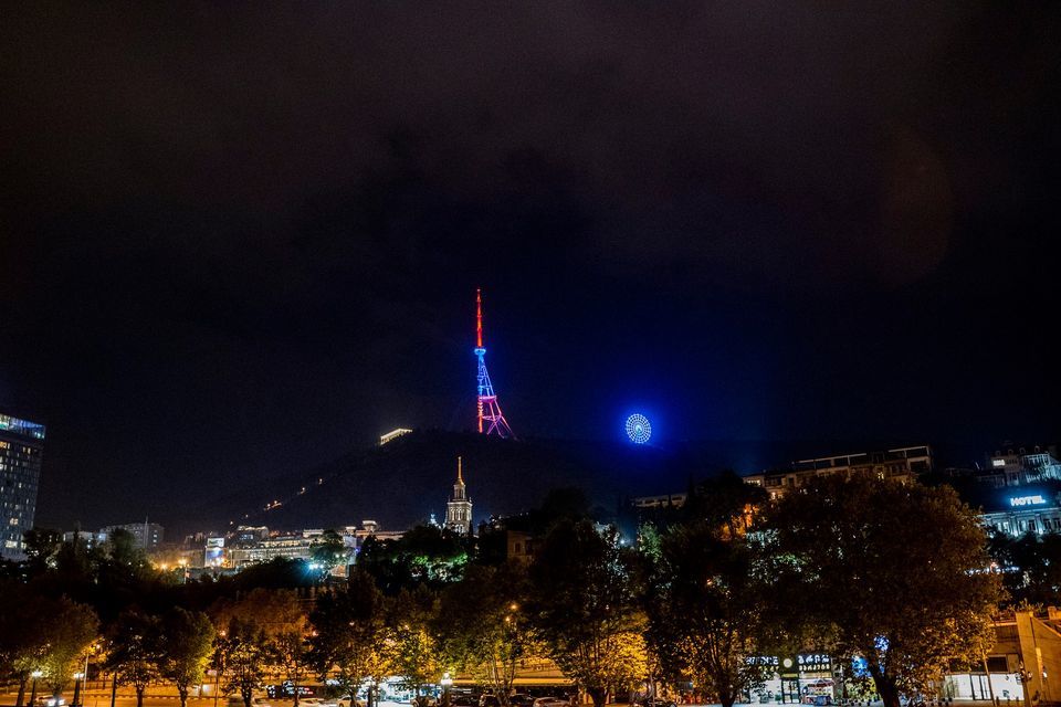 Тбилисская телевышка окрасилась в цвета армянского триколора ко Дню независимости Армении