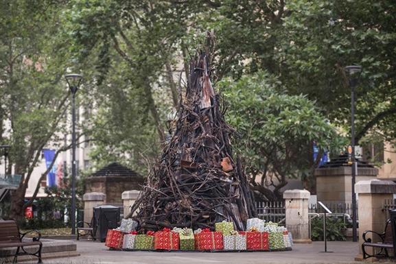 Символ борьбы с пожарами: в Австралии установили рождественскую елку из сгоревших предметов