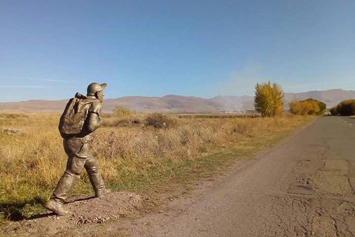 В Армении неизвестные вандалы разбили часть ноги у памятника шагающему Николу Пашиняну