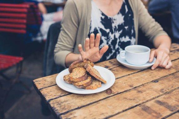 Люди, пропускающие завтрак и употребляющие пищу перед сном, рискуют умереть от сердечного приступа: ученые 