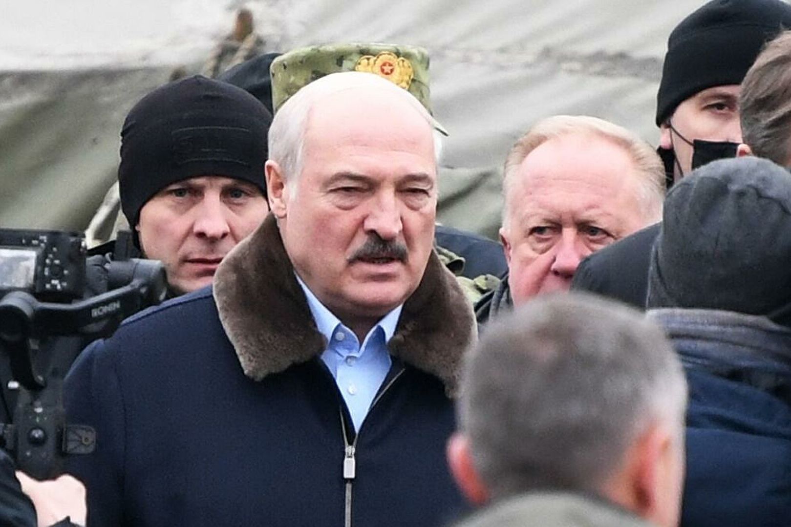 Лукашенко приехал к мигрантам на границу