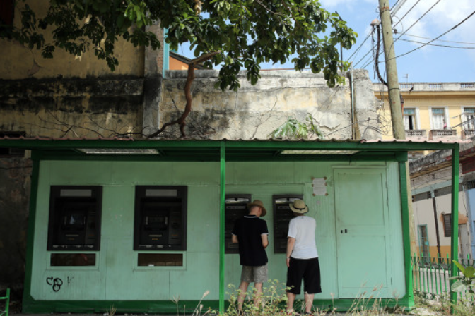 В банкоматах Кубы начали принимать карты «Мир»