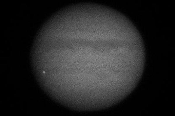 В верхних слоях атмосферы Юпитера взорвался астероид: вспышка оказалось достаточно яркой, чтобы ее можно было увидеть через телескоп