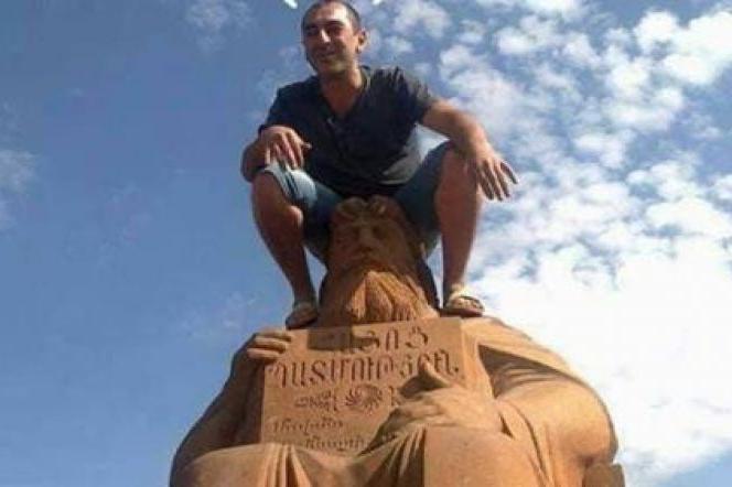 Молодой человек взобрался на памятник Мовсесу Хоренаци 