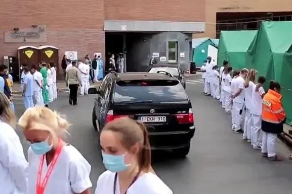Бельгийские медики устроили «коридор позора» премьер-министру Софи Вильмес