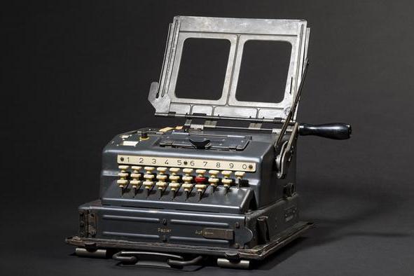 «Кофемолка Гитлера» ушла с молотка: шифровальная машина нацистских времен продана за 98 тысяч евро