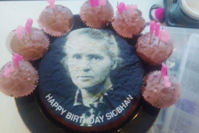 Конфуз дня: британка на день рождения получила торт с Марией Кюри вместо Мэрайи Кэри