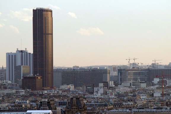 Полиция Парижа задержала мужчину, который решил без страховки  забраться на самый высокий небоскреб города – башню Монпарнас