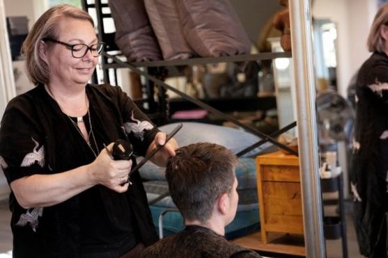 После того, как Дания частично отменила ограничения из-за пандемии, жители страны первым делом устремились в… парикмахерские