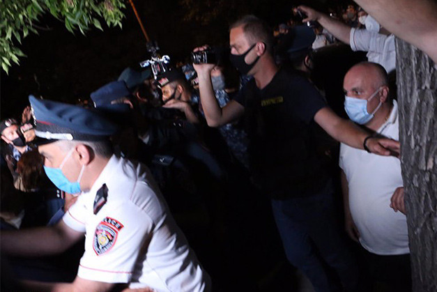 Вследствие действий правоохранителей пострадали журналисты, Полиция изучит кадры