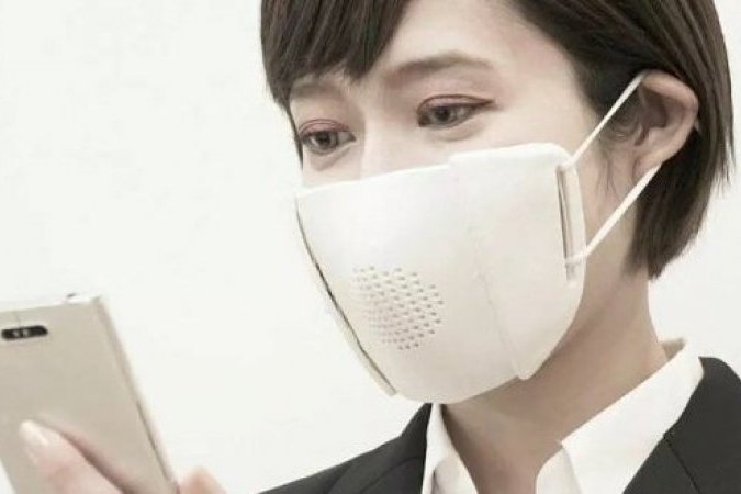 Японская компания изобрела защитную маску для лица со встроенным переводчиком