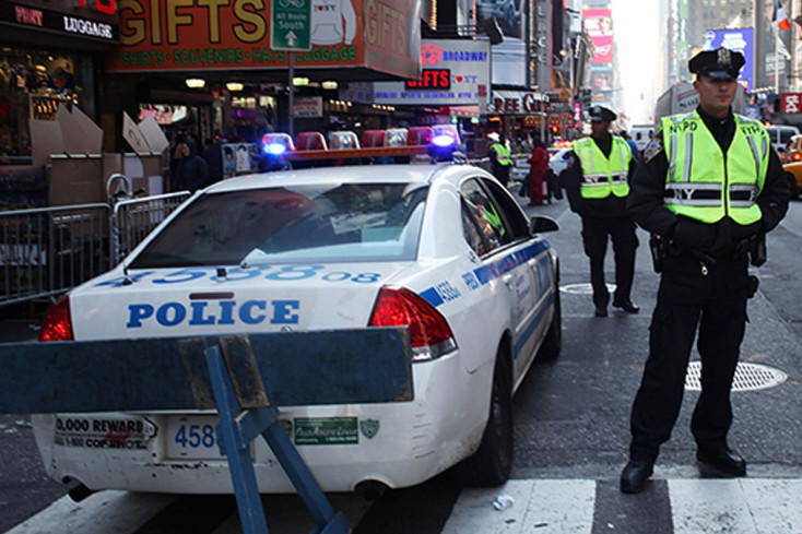 Не менее двух человек погибли в результате нападения неизвестного в «средневековой одежде» в Квебеке