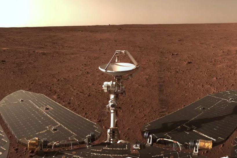 Перед отключением китайский марсоход прислал бескрайнюю панораму Красной планеты