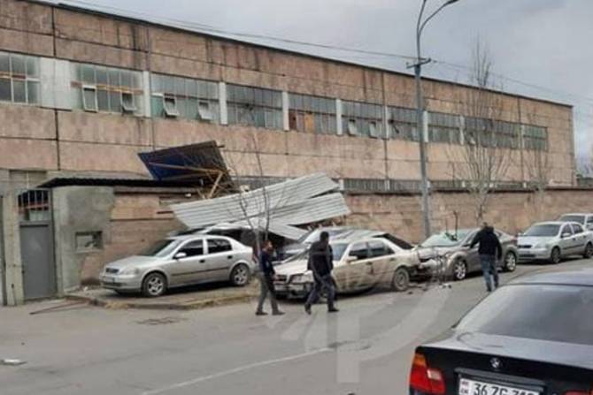 Центр гидрометеорологии и мониторинга: Сильные ветры в Армении стали причиной разрушений