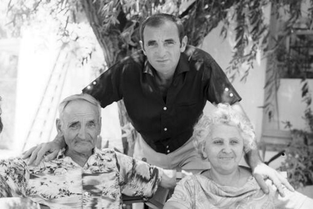 Он должен был прославить весь их род на весь мир: история семьи Шарля Азнавура