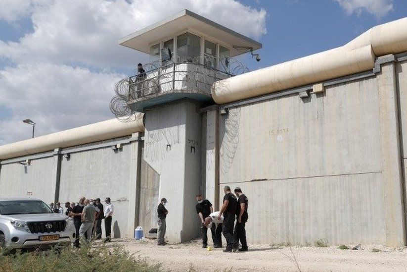 Шестеро палестинцев за несколько месяцев вырыли туннель ржавой ложкой и сбежали из одной из самых охраняемых израильских тюрем