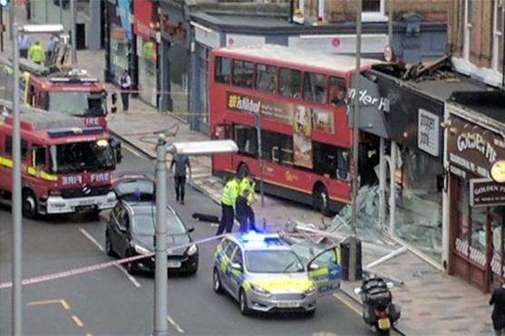 Լոնդոնում երկհարկանի ավտոբուսը բախվել է խանութին
