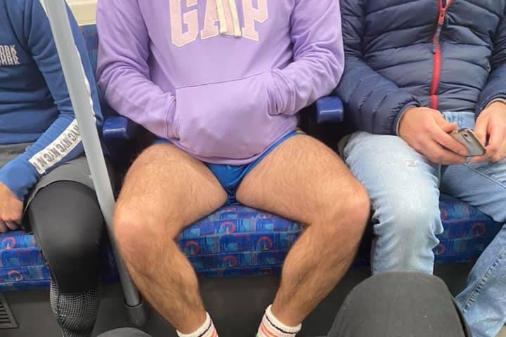 Мужчина сел в метро в плавках и сандалиях на носки и смутил попутчиков