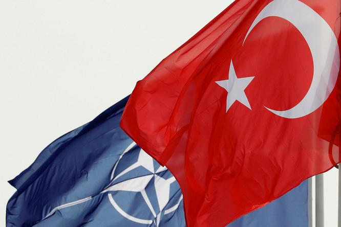 В крупных городах Турции развернули кампанию по выходу страны из НАТО 