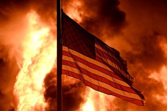 Беспорядки в Висконсине, вызванные ранением полицейскими афроамериканца, продолжаются: введен комендантский час 