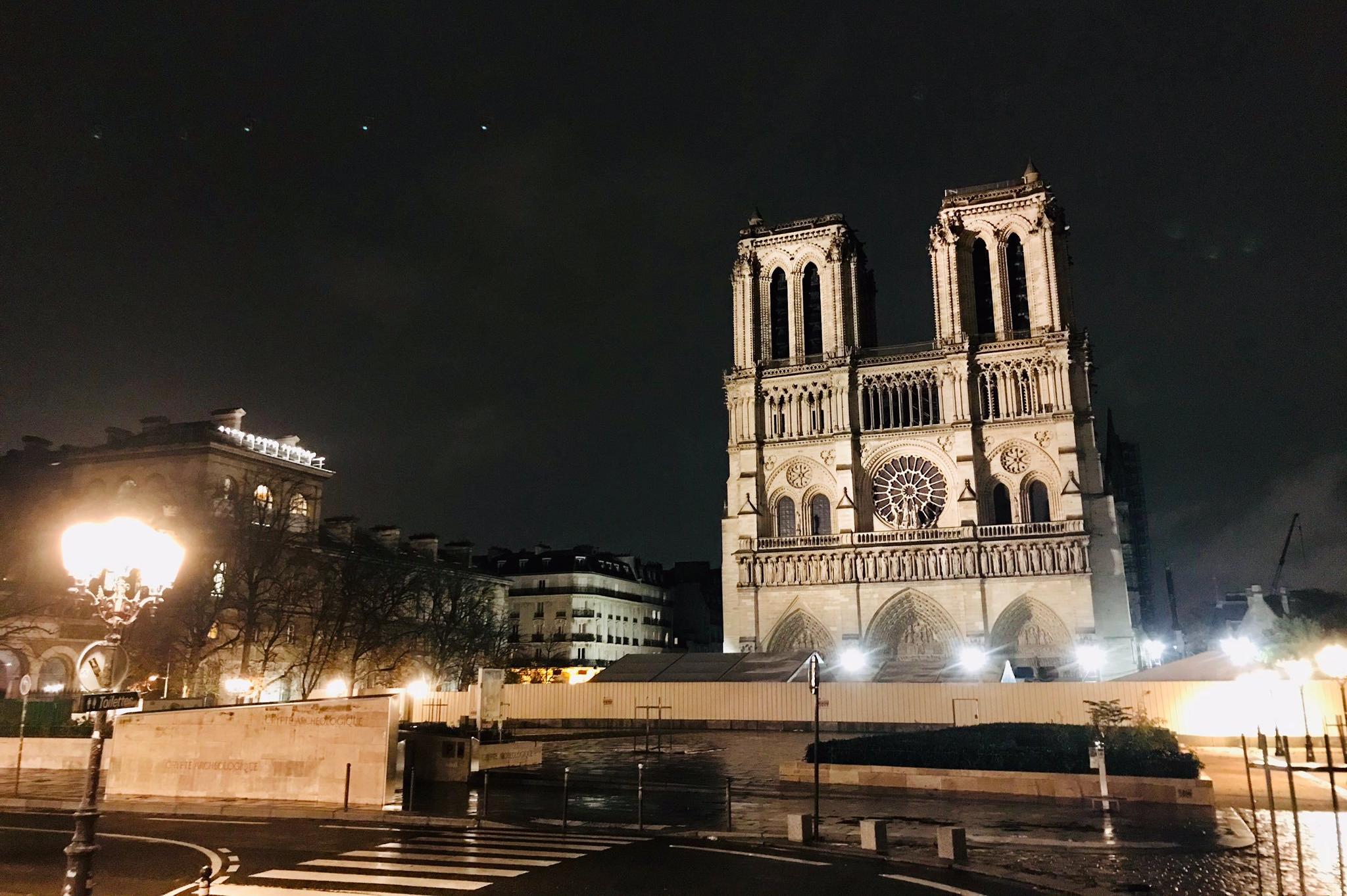 Впервые после пожара: на Нотр-Дам вернули ночную подсветку 