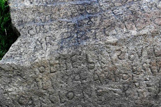 Таинственная надпись на камне в Бретани: разгадавшему обещана награда в две тысячи евро