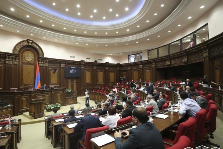Общий фонд премий депутатов от правящей партии в связи с Днем Конституции превысил 48 млн. Драмов. HETQ