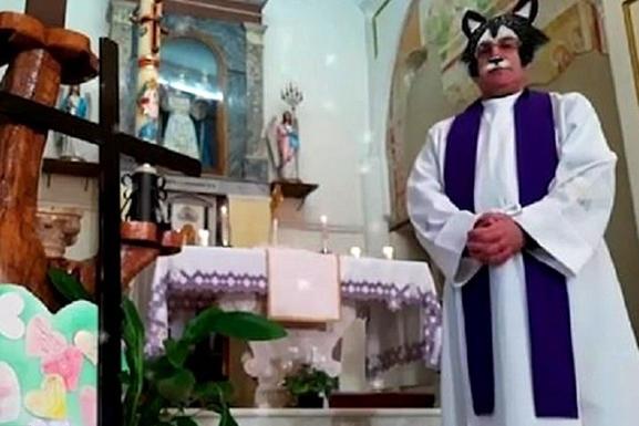 Священник из Италии во время онлайн-службы случайно включил видеофильтры: пользователи назвали видео «чудом господним»