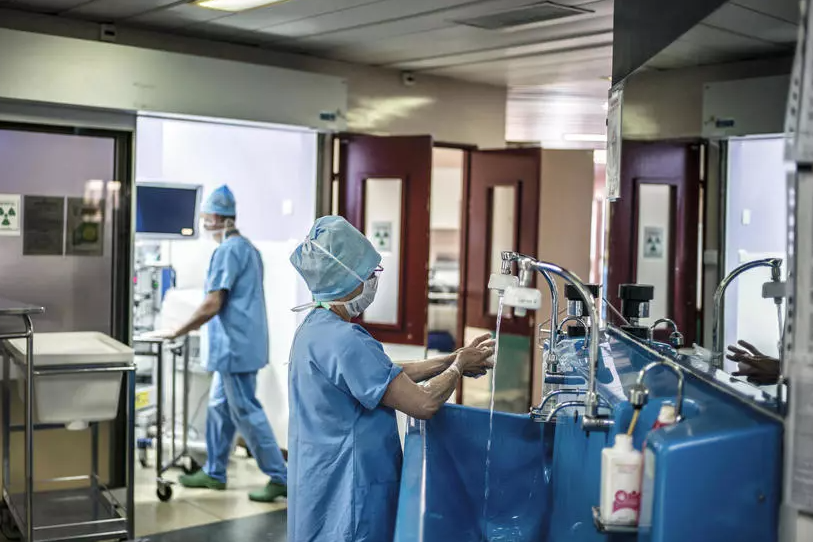 Во Франции провели первую в мире операцию по пересадке человеку обеих рук вместе с плечами