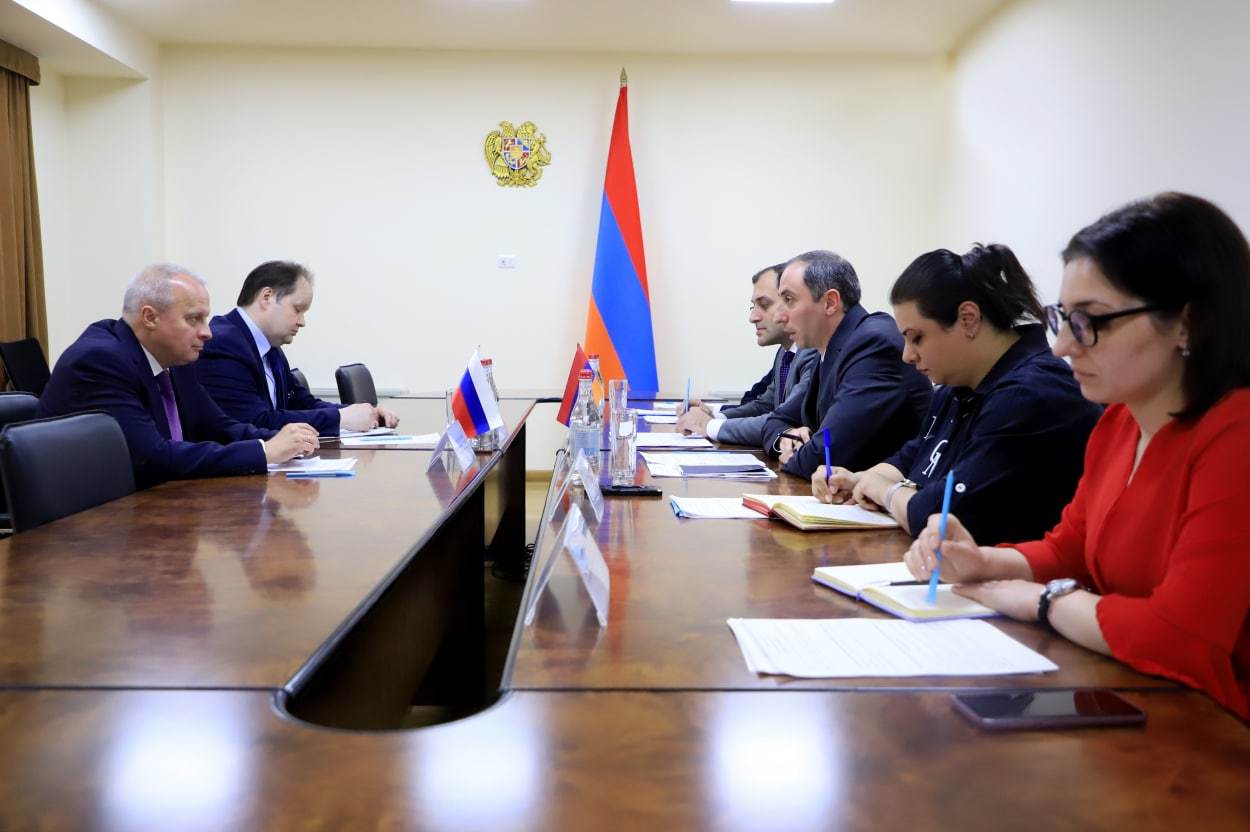 Նախարար Խաչատրյանը դեսպան Կոպիրկինին ներկայացրել է մանրամասներ ՀՀ առաջին տիեզերական արբանյակի մասին